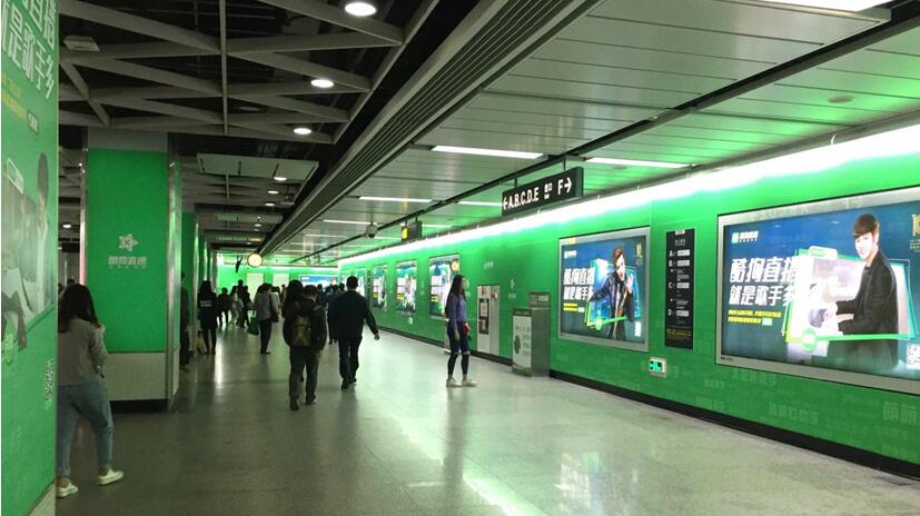 国贸地铁站惊现占卜“黑科技”：唱歌也能预测2018运程？