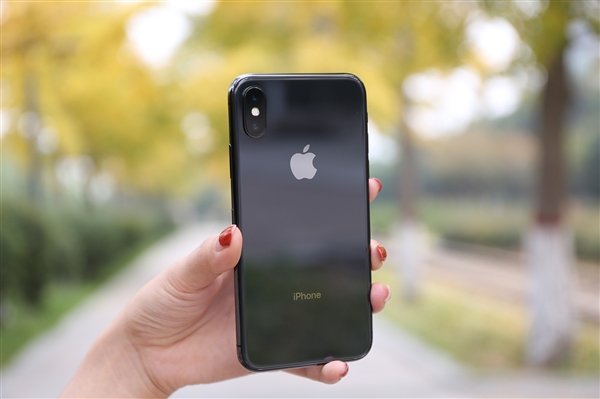 苹果大股东巴菲特展示自动手机：对iPhone X无爱