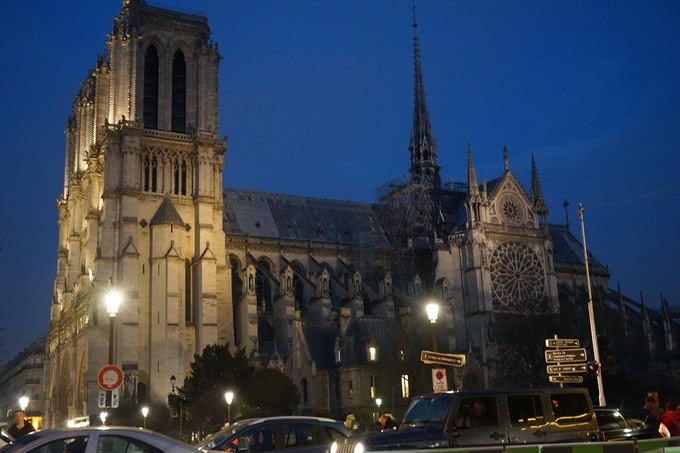 巴黎圣母院历经760年被毁，重修需要10年，这场炼狱让人哀叹