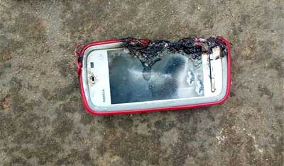 用诺基亚手机边打电话边充电，印度女子被炸死