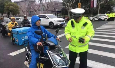 恶劣天气为何不停工？外卖员：旷工要被重罚！