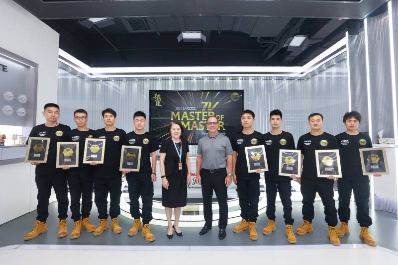圖為Brad Lich先生與張波女士與所有威固7V Master of Master技師合影